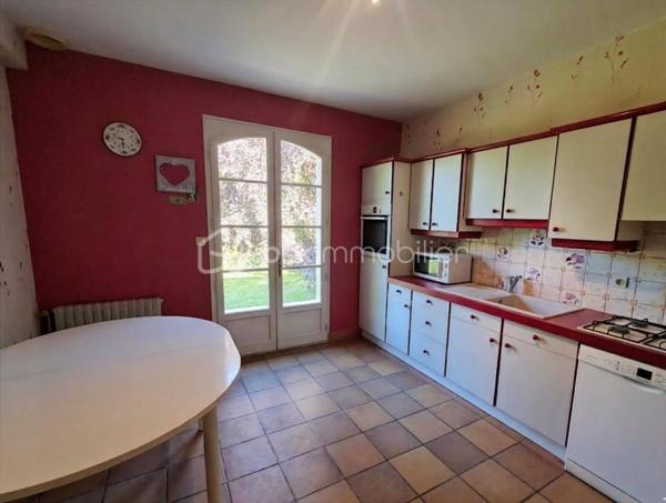 À seulement 300 mètres du bourg de Luitré, venez découvrir cette agréable maison familiale construite en 1980, offrant 146 m² habitables sur une belle parcelle de 5000 m².
Dès l’entrée, un vaste hall dessert les différents espaces de vie et apporte une belle sensation de volume. Vous découvrirez une pièce de vie lumineuse d’environ 40 m², agrémentée d’une cheminée à foyer fermé, avec un accès direct à la cuisine.
Le rez-de-chaussée offre également une vie de plain-pied grâce à une suite parentale comprenant chambre, dressing et salle d’eau privative, ainsi qu’un WC indépendant.
À l’étage, un bel escalier mène vers un palier pouvant accueillir un coin bibliothèque, bureau ou espace détente selon vos envies. Cet étage dessert trois chambres aux surfaces variées d’environ 9,10 m², 9,80 m² et 14,10 m².
Un sous-sol sous l’ensemble de la maison complète ce bien et offre de nombreuses possibilités : stationnement, stockage, cave ou atelier.
À l’extérieur, la propriété bénéficie d’une agréable partie arborée et jardin, offrant un environnement verdoyant à proximité immédiate des commodités du bourg.
Côté technique : assainissement individuel par fosse septique, chauffage et production d’eau chaude assurés par chaudière fioul. Les menuiseries du rez-de-chaussée sont en chêne simple vitrage d’origine, tandis que l’étage bénéficie de menuiseries PVC double vitrage remplacées.
Une maison aux beaux volumes et aux matériaux de qualité, offrant un cadre de vie agréable et un beau potentiel d’évolution selon vos projets.