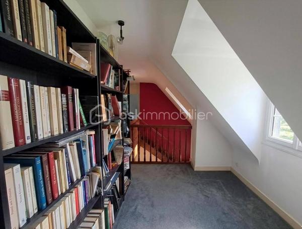 À seulement 300 mètres du bourg de Luitré, venez découvrir cette agréable maison familiale construite en 1980, offrant 146 m² habitables sur une belle parcelle de 5000 m².
Dès l’entrée, un vaste hall dessert les différents espaces de vie et apporte une belle sensation de volume. Vous découvrirez une pièce de vie lumineuse d’environ 40 m², agrémentée d’une cheminée à foyer fermé, avec un accès direct à la cuisine.
Le rez-de-chaussée offre également une vie de plain-pied grâce à une suite parentale comprenant chambre, dressing et salle d’eau privative, ainsi qu’un WC indépendant.
À l’étage, un bel escalier mène vers un palier pouvant accueillir un coin bibliothèque, bureau ou espace détente selon vos envies. Cet étage dessert trois chambres aux surfaces variées d’environ 9,10 m², 9,80 m² et 14,10 m².
Un sous-sol sous l’ensemble de la maison complète ce bien et offre de nombreuses possibilités : stationnement, stockage, cave ou atelier.
À l’extérieur, la propriété bénéficie d’une agréable partie arborée et jardin, offrant un environnement verdoyant à proximité immédiate des commodités du bourg.
Côté technique : assainissement individuel par fosse septique, chauffage et production d’eau chaude assurés par chaudière fioul. Les menuiseries du rez-de-chaussée sont en chêne simple vitrage d’origine, tandis que l’étage bénéficie de menuiseries PVC double vitrage remplacées.
Une maison aux beaux volumes et aux matériaux de qualité, offrant un cadre de vie agréable et un beau potentiel d’évolution selon vos projets.