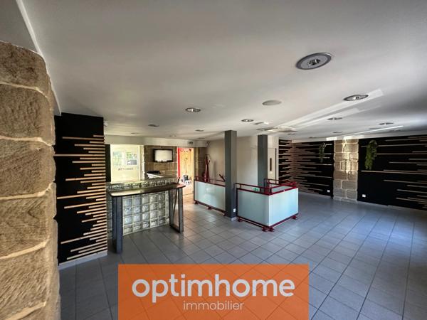 Immeuble 3 niveaux, 210 m² utiles, vitrine et jardin de 397 m²