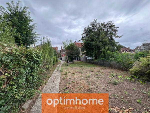 Immeuble 3 niveaux, 210 m² utiles, vitrine et jardin de 397 m²