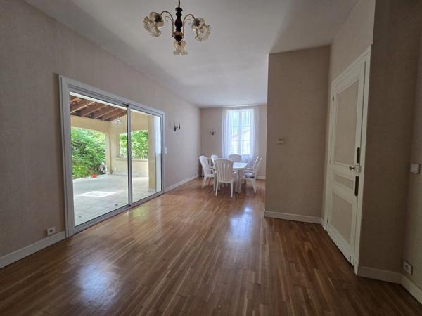 Maison familiale avec grand jardin, terrasse couverte et garage
