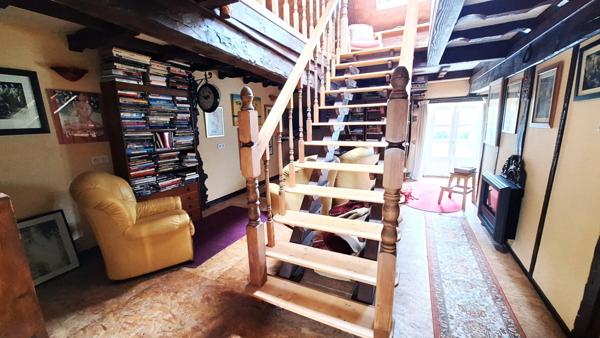 Maison en pierre pleine de charme avec cour, jardin et dépendances