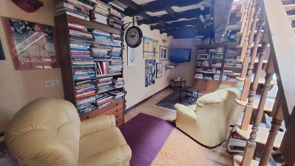 Maison en pierre pleine de charme avec cour, jardin et dépendances