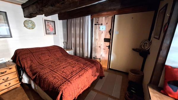 Maison en pierre pleine de charme avec cour, jardin et dépendances