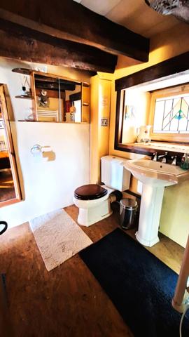 Maison en pierre pleine de charme avec cour, jardin et dépendances