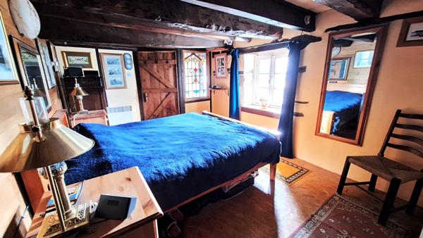 Maison en pierre pleine de charme avec cour, jardin et dépendances