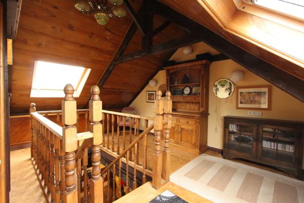 Maison en pierre pleine de charme avec cour, jardin et dépendances