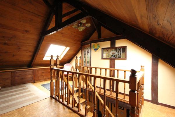 Maison en pierre pleine de charme avec cour, jardin et dépendances