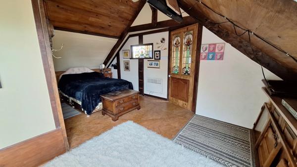 Maison en pierre pleine de charme avec cour, jardin et dépendances