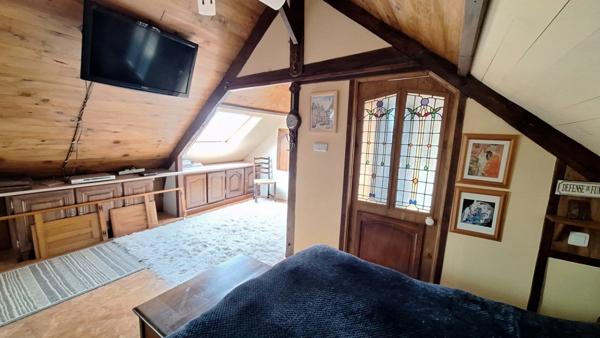 Maison en pierre pleine de charme avec cour, jardin et dépendances