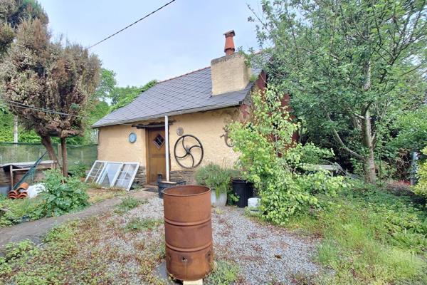Maison en pierre pleine de charme avec cour, jardin et dépendances