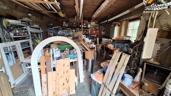 Maison en pierre pleine de charme avec cour, jardin et dépendances