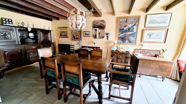 Maison en pierre pleine de charme avec cour, jardin et dépendances