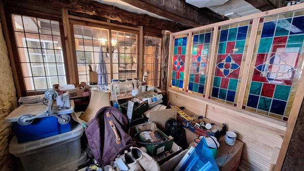 Maison en pierre pleine de charme avec cour, jardin et dépendances