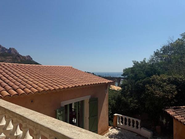 Appartement 81 m² à rénover - Vue dégagée sur l'Esterel et aperçu mer - À 200 mètres de la plage - Petite copropriété, piscine collective