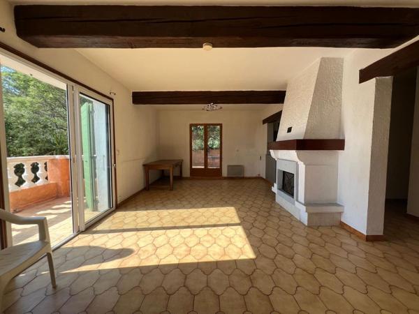 Appartement 81 m² à rénover - Vue dégagée sur l'Esterel et aperçu mer - À 200 mètres de la plage - Petite copropriété, piscine collective