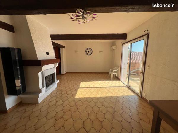 Appartement 81 m² à rénover - Vue dégagée sur l'Esterel et aperçu mer - À 200 mètres de la plage - Petite copropriété, piscine collective