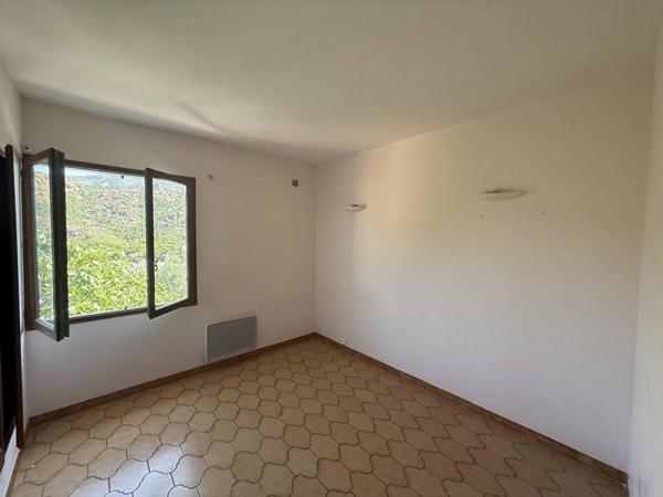Appartement 81 m² à rénover - Vue dégagée sur l'Esterel et aperçu mer - À 200 mètres de la plage - Petite copropriété, piscine collective