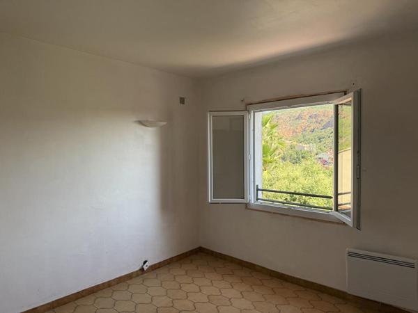 Appartement 81 m² à rénover - Vue dégagée sur l'Esterel et aperçu mer - À 200 mètres de la plage - Petite copropriété, piscine collective