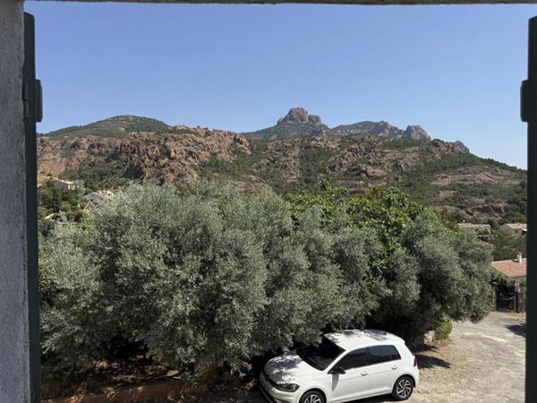 Appartement 81 m² à rénover - Vue dégagée sur l'Esterel et aperçu mer - À 200 mètres de la plage - Petite copropriété, piscine collective