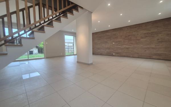 Maison à louer    7 pièces •  Saint-Just-d'Ardèche