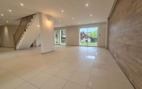 Maison à louer    7 pièces •  Saint-Just-d'Ardèche