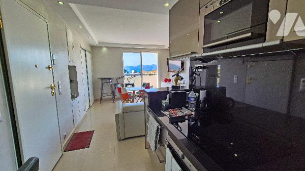 Stanislas / Petit Juas - Studio en dernier étage avec terrasse panoramique et vue face à la mer.