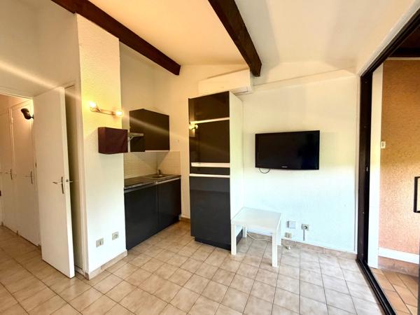 STUDIO CLIMATISÉ AVEC BALCON ET PARKING  AIGUES MORTES