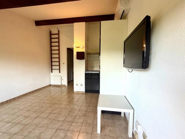 STUDIO CLIMATISÉ AVEC BALCON ET PARKING  AIGUES MORTES