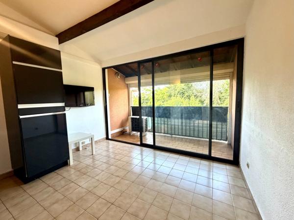 STUDIO CLIMATISÉ AVEC BALCON ET PARKING  AIGUES MORTES