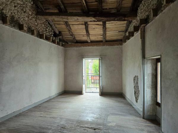 A saisir, Maison de hameau, rénovation entamée