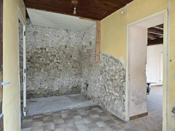 A saisir, Maison de hameau, rénovation entamée