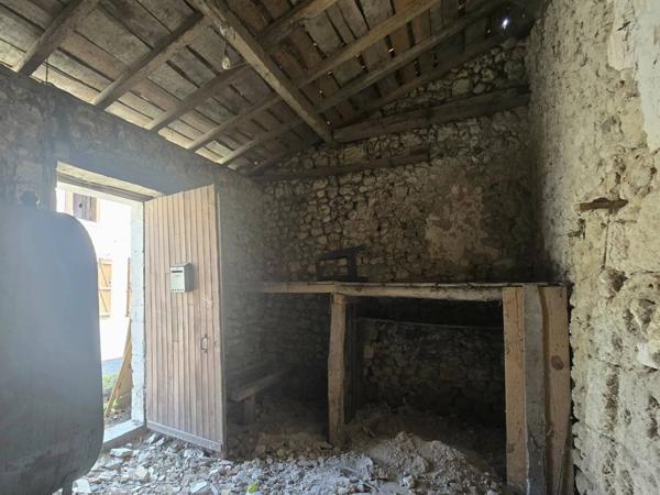 A saisir, Maison de hameau, rénovation entamée