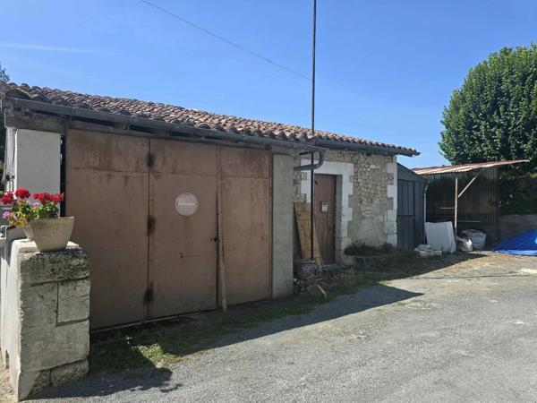 A saisir, Maison de hameau, rénovation entamée