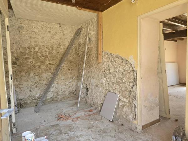 A saisir, Maison de hameau, rénovation entamée