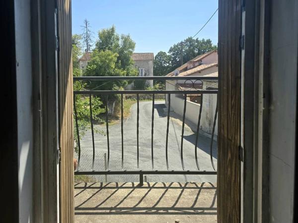 A saisir, Maison de hameau, rénovation entamée