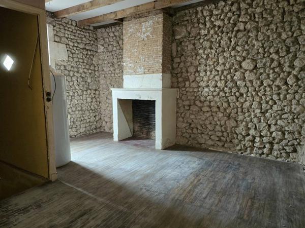 A saisir, Maison de hameau, rénovation entamée