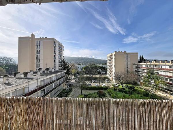 Appartement T3/4 AIX SUD- BALCON VUE DEGAGEE- ASCENSEUR- PLACE PRIVATIVE