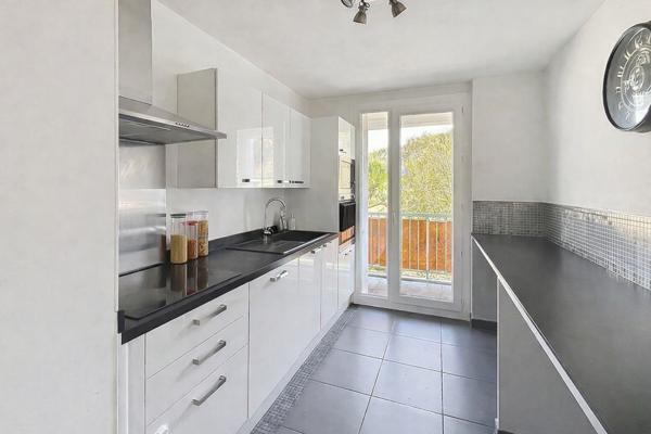 Appartement T3/4 AIX SUD- BALCON VUE DEGAGEE- ASCENSEUR- PLACE PRIVATIVE