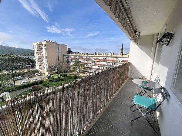 Appartement T3/4 AIX SUD- BALCON VUE DEGAGEE- ASCENSEUR- PLACE PRIVATIVE