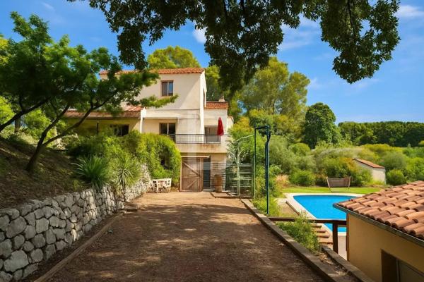 Villa avec vue panoramique à vendre à Saint-Paul-de-Vence – Calme, nature et potentiel