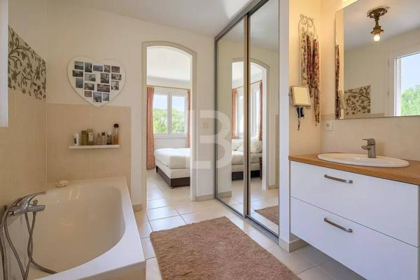 Villa avec vue panoramique à vendre à Saint-Paul-de-Vence – Calme, nature et potentiel