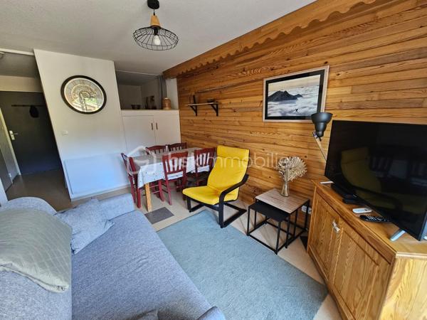 À découvrir sans tarder ! Dans une résidence sécurisée avec DIGICODE et ASCENSEUR, venez découvrir cet appartement fonctionnel et parfaitement adapté à un séjour à la montagne, en famille ou entre amis.

D’une configuration idéale, il se compose d’une entrée avec coin montagne, d’une salle de bains, de WC séparés, d’un séjour convivial avec kitchenette, ainsi que d’une chambre indépendante permettant de préserver l’intimité de chacun.

Le séjour s’ouvre sur un agréable balcon, offrant un véritable espace extérieur pour profiter de l’air pur de la montagne et de la belle vue sur les sommets.

🏊 Piscine extérieure ouverte en saison estivale
🎿 Casier à skis privatif
🚗 Grand parking collectif fermé par une barrière
🔐 Résidence sécurisée avec digicode
🛗 Ascenseur
💧⚡ Eau et électricité comprises dans les charges de copropriété

Un bien particulièrement intéressant pour une résidence secondaire ou un investissement locatif.

Au sein d’une copropriété avec piscine : une belle opportunité à saisir !