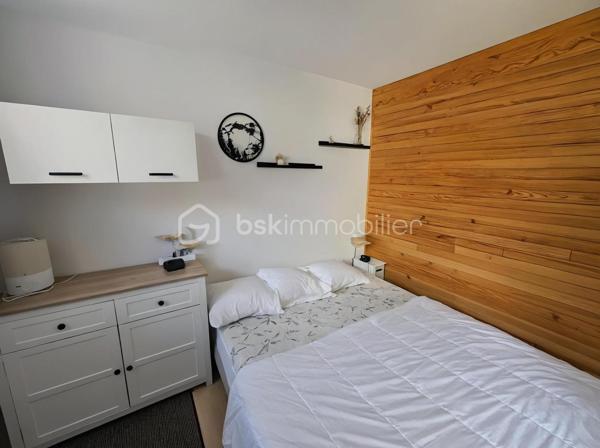 À découvrir sans tarder ! Dans une résidence sécurisée avec DIGICODE et ASCENSEUR, venez découvrir cet appartement fonctionnel et parfaitement adapté à un séjour à la montagne, en famille ou entre amis.

D’une configuration idéale, il se compose d’une entrée avec coin montagne, d’une salle de bains, de WC séparés, d’un séjour convivial avec kitchenette, ainsi que d’une chambre indépendante permettant de préserver l’intimité de chacun.

Le séjour s’ouvre sur un agréable balcon, offrant un véritable espace extérieur pour profiter de l’air pur de la montagne et de la belle vue sur les sommets.

🏊 Piscine extérieure ouverte en saison estivale
🎿 Casier à skis privatif
🚗 Grand parking collectif fermé par une barrière
🔐 Résidence sécurisée avec digicode
🛗 Ascenseur
💧⚡ Eau et électricité comprises dans les charges de copropriété

Un bien particulièrement intéressant pour une résidence secondaire ou un investissement locatif.

Au sein d’une copropriété avec piscine : une belle opportunité à saisir !