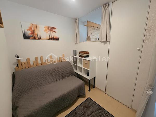 À découvrir sans tarder ! Dans une résidence sécurisée avec DIGICODE et ASCENSEUR, venez découvrir cet appartement fonctionnel et parfaitement adapté à un séjour à la montagne, en famille ou entre amis.

D’une configuration idéale, il se compose d’une entrée avec coin montagne, d’une salle de bains, de WC séparés, d’un séjour convivial avec kitchenette, ainsi que d’une chambre indépendante permettant de préserver l’intimité de chacun.

Le séjour s’ouvre sur un agréable balcon, offrant un véritable espace extérieur pour profiter de l’air pur de la montagne et de la belle vue sur les sommets.

🏊 Piscine extérieure ouverte en saison estivale
🎿 Casier à skis privatif
🚗 Grand parking collectif fermé par une barrière
🔐 Résidence sécurisée avec digicode
🛗 Ascenseur
💧⚡ Eau et électricité comprises dans les charges de copropriété

Un bien particulièrement intéressant pour une résidence secondaire ou un investissement locatif.

Au sein d’une copropriété avec piscine : une belle opportunité à saisir !
