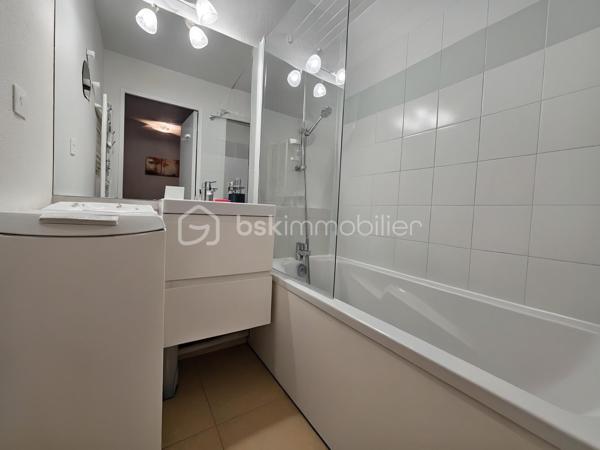 À découvrir sans tarder ! Dans une résidence sécurisée avec DIGICODE et ASCENSEUR, venez découvrir cet appartement fonctionnel et parfaitement adapté à un séjour à la montagne, en famille ou entre amis.

D’une configuration idéale, il se compose d’une entrée avec coin montagne, d’une salle de bains, de WC séparés, d’un séjour convivial avec kitchenette, ainsi que d’une chambre indépendante permettant de préserver l’intimité de chacun.

Le séjour s’ouvre sur un agréable balcon, offrant un véritable espace extérieur pour profiter de l’air pur de la montagne et de la belle vue sur les sommets.

🏊 Piscine extérieure ouverte en saison estivale
🎿 Casier à skis privatif
🚗 Grand parking collectif fermé par une barrière
🔐 Résidence sécurisée avec digicode
🛗 Ascenseur
💧⚡ Eau et électricité comprises dans les charges de copropriété

Un bien particulièrement intéressant pour une résidence secondaire ou un investissement locatif.

Au sein d’une copropriété avec piscine : une belle opportunité à saisir !