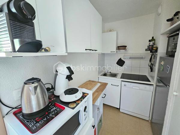 À découvrir sans tarder ! Dans une résidence sécurisée avec DIGICODE et ASCENSEUR, venez découvrir cet appartement fonctionnel et parfaitement adapté à un séjour à la montagne, en famille ou entre amis.

D’une configuration idéale, il se compose d’une entrée avec coin montagne, d’une salle de bains, de WC séparés, d’un séjour convivial avec kitchenette, ainsi que d’une chambre indépendante permettant de préserver l’intimité de chacun.

Le séjour s’ouvre sur un agréable balcon, offrant un véritable espace extérieur pour profiter de l’air pur de la montagne et de la belle vue sur les sommets.

🏊 Piscine extérieure ouverte en saison estivale
🎿 Casier à skis privatif
🚗 Grand parking collectif fermé par une barrière
🔐 Résidence sécurisée avec digicode
🛗 Ascenseur
💧⚡ Eau et électricité comprises dans les charges de copropriété

Un bien particulièrement intéressant pour une résidence secondaire ou un investissement locatif.

Au sein d’une copropriété avec piscine : une belle opportunité à saisir !