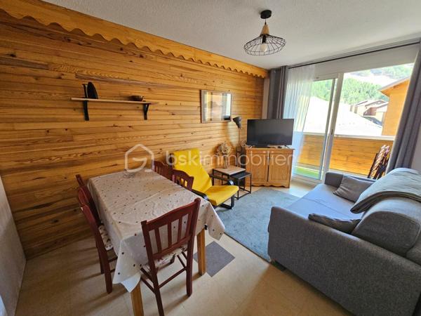 À découvrir sans tarder ! Dans une résidence sécurisée avec DIGICODE et ASCENSEUR, venez découvrir cet appartement fonctionnel et parfaitement adapté à un séjour à la montagne, en famille ou entre amis.

D’une configuration idéale, il se compose d’une entrée avec coin montagne, d’une salle de bains, de WC séparés, d’un séjour convivial avec kitchenette, ainsi que d’une chambre indépendante permettant de préserver l’intimité de chacun.

Le séjour s’ouvre sur un agréable balcon, offrant un véritable espace extérieur pour profiter de l’air pur de la montagne et de la belle vue sur les sommets.

🏊 Piscine extérieure ouverte en saison estivale
🎿 Casier à skis privatif
🚗 Grand parking collectif fermé par une barrière
🔐 Résidence sécurisée avec digicode
🛗 Ascenseur
💧⚡ Eau et électricité comprises dans les charges de copropriété

Un bien particulièrement intéressant pour une résidence secondaire ou un investissement locatif.

Au sein d’une copropriété avec piscine : une belle opportunité à saisir !