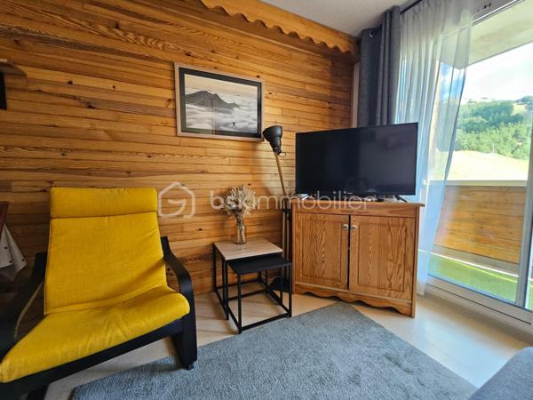 À découvrir sans tarder ! Dans une résidence sécurisée avec DIGICODE et ASCENSEUR, venez découvrir cet appartement fonctionnel et parfaitement adapté à un séjour à la montagne, en famille ou entre amis.

D’une configuration idéale, il se compose d’une entrée avec coin montagne, d’une salle de bains, de WC séparés, d’un séjour convivial avec kitchenette, ainsi que d’une chambre indépendante permettant de préserver l’intimité de chacun.

Le séjour s’ouvre sur un agréable balcon, offrant un véritable espace extérieur pour profiter de l’air pur de la montagne et de la belle vue sur les sommets.

🏊 Piscine extérieure ouverte en saison estivale
🎿 Casier à skis privatif
🚗 Grand parking collectif fermé par une barrière
🔐 Résidence sécurisée avec digicode
🛗 Ascenseur
💧⚡ Eau et électricité comprises dans les charges de copropriété

Un bien particulièrement intéressant pour une résidence secondaire ou un investissement locatif.

Au sein d’une copropriété avec piscine : une belle opportunité à saisir !