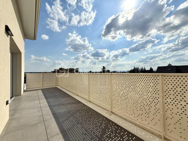 BAYARD IMMOBILIER vous invite à découvrir ce superbe appartement T4 neuf de 87,4 m² avec terrasse, situé au 3ème et dernier étage, à proximité des commerces, écoles et transports.   

Il se compose d’une belle pièce de vie lumineuse s’ouvrant sur une terrasse de 12,8 m², sans vis-à-vis et au calme.
Le coin nuit dispose de 3 chambres dont une suite parentale avec salle d'eau privative, d'une salle de bains moderne, d'une buanderie et d'un toilette indépendant avec lave-mains.  

Un garage boxé en sous-sol est disponible en sus du prix.  

Les + : Emplacement idéal à proximité des commerces, transports et écoles, confort moderne et prestations de qualité, très bon diagnostic de performance énergétique, livraison immédiate, frais de notaire réduits, visiophone, local vélos…

D'autres lots disponibles, consultez-nous pour plus d'informations !